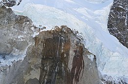 Felswand umgeben von Schnee und Eis