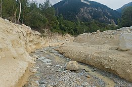 Das tiefe Bachbett des Illgrabens lässt erahnen, dass hier gewaltige Massen Geröll ins Tal donnern.